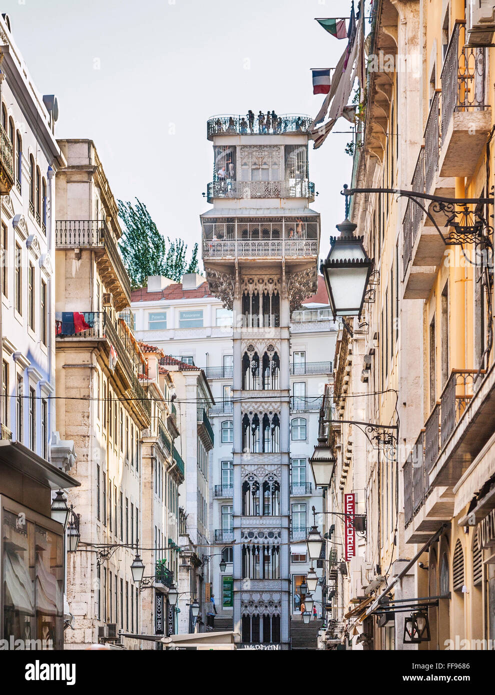 Portugal, Lissabon, Pombaline Downton, der ursprünglich in 1874 baute Santa Justa Aufzug im Neo-gotischen Stil anzeigen Stockfoto