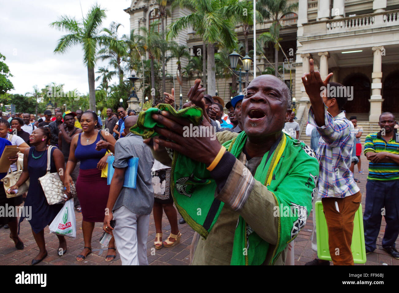 Durban, Südafrika. 11. Februar 2016. AN dem Tag inszeniert, dass South Affrica Präsident Jacob Zuma wurde die Rede zur Lage der Nation an das Parlament 2000 Kilometer entfernt in Kapstadt, eine kleine Gruppe von Demonstranten liefern einen Protest für ihn zu gehen. Vorbei an Unterstützer des südafrikanischen presidentlike diese Zwischenrufe verlassen wer ihn will Büro. Zuma, der dritte Präsident des Landes wurde zunehmend unpopulär unter Behauptungen von Korruption in der Regierungspartei. Bildnachweis: Giordano Stolley/Alamy Live-Nachrichten Stockfoto