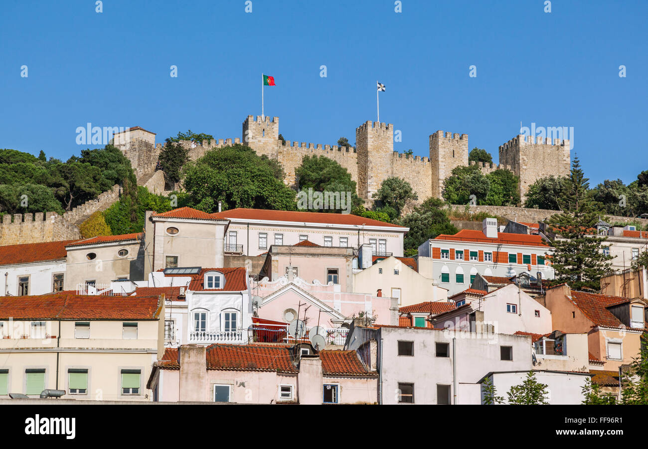 Portugal, Lissabon, Ansicht des Castelo de Sao Jorge, St.-Georgs Burg überragt Stadtteil von Lissabon Mouraria, her gesehen Stockfoto