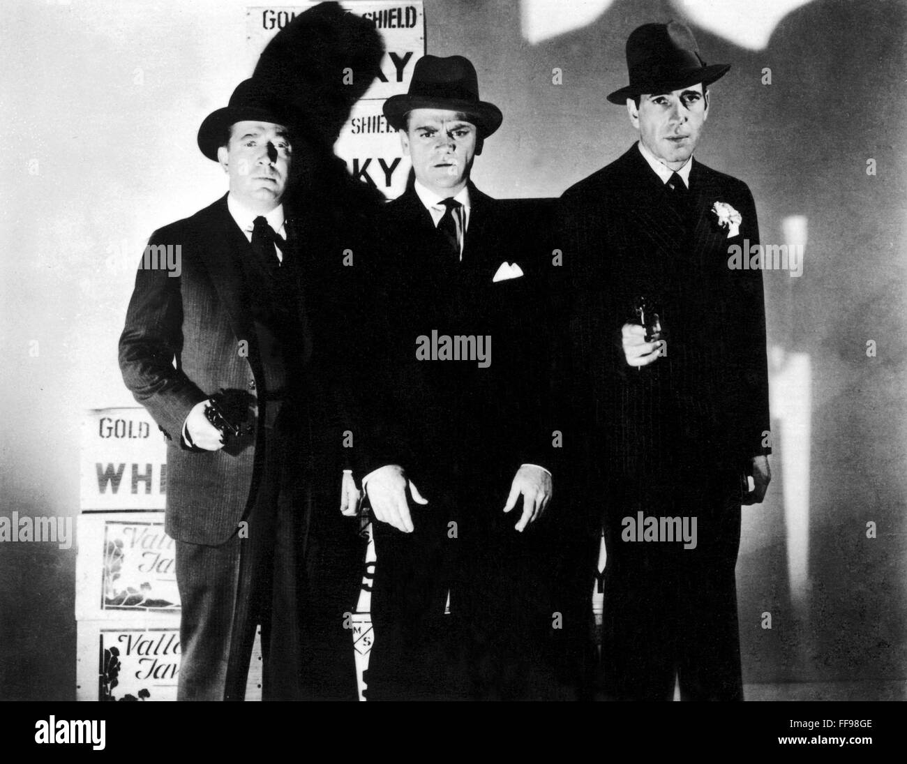 ROARING TWENTIES, 1939. /nFrank McHugh, James Cagney und Humphrey Bogart eindeutig nichts Gutes im Schilde. Stockfoto