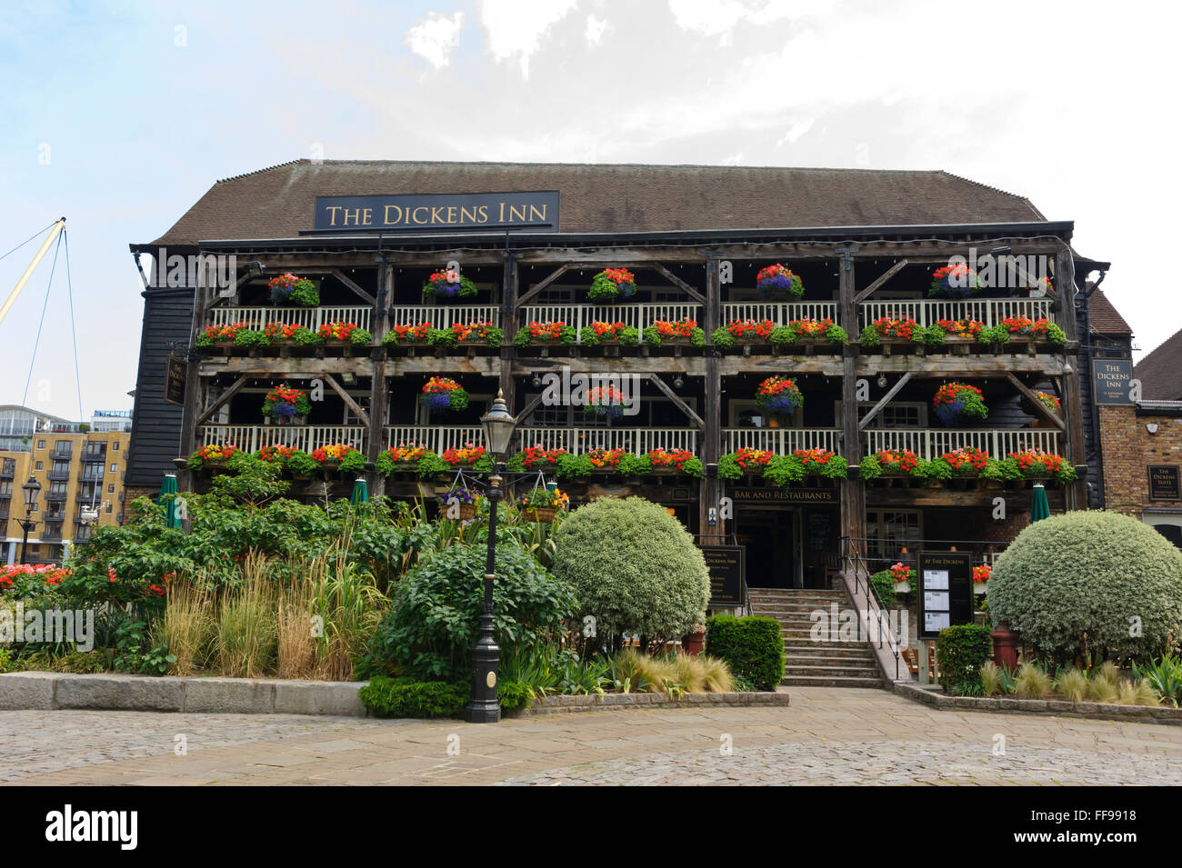 Das Dickens Inn ist eine neu gestaltete und rekonstruierten Pub aus 18. Jahrhundert Pub in den St Katherine Docks, London, Vereinigtes Königreich. Stockfoto