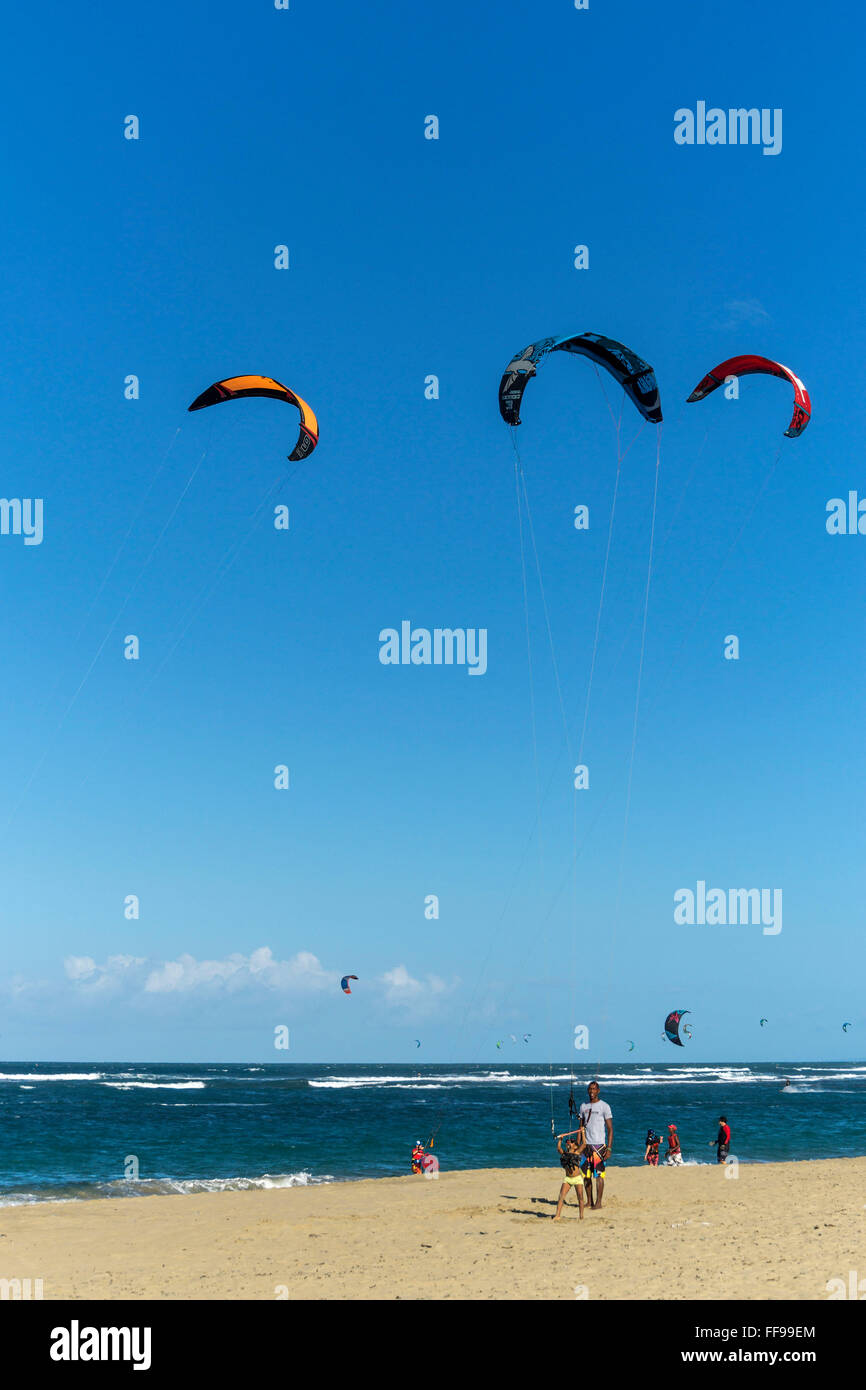 Kiteboarder, Cabarete Strand, Nordküste, Dominikanische Republik Stockfoto