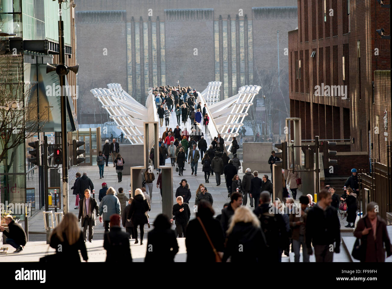 Milliennium Brücke Menschen überqueren von St. Pauls Stockfoto