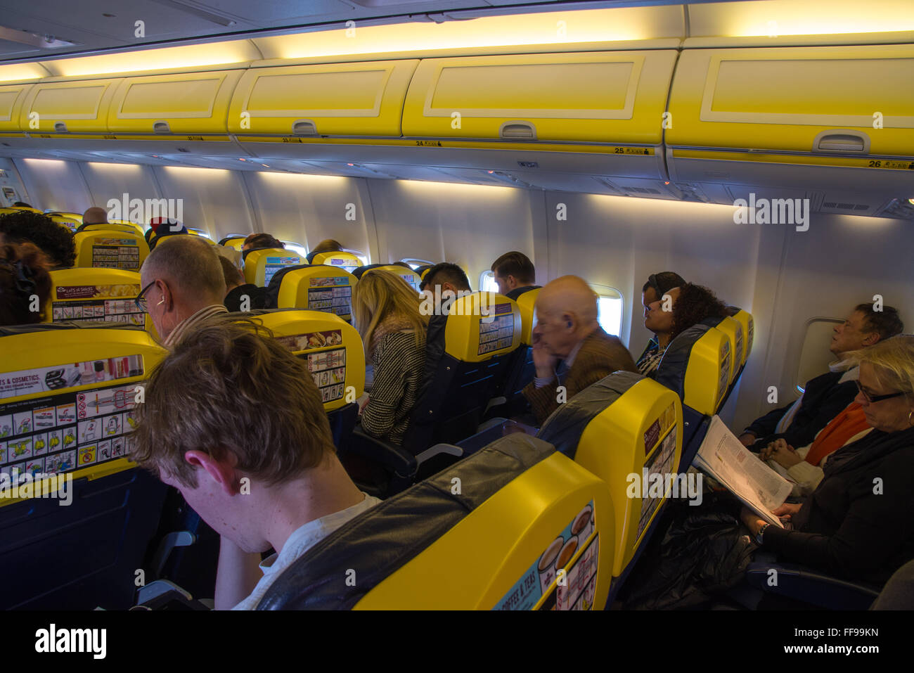 im Flugzeug von Ryanair mit Passagieren Stockfoto