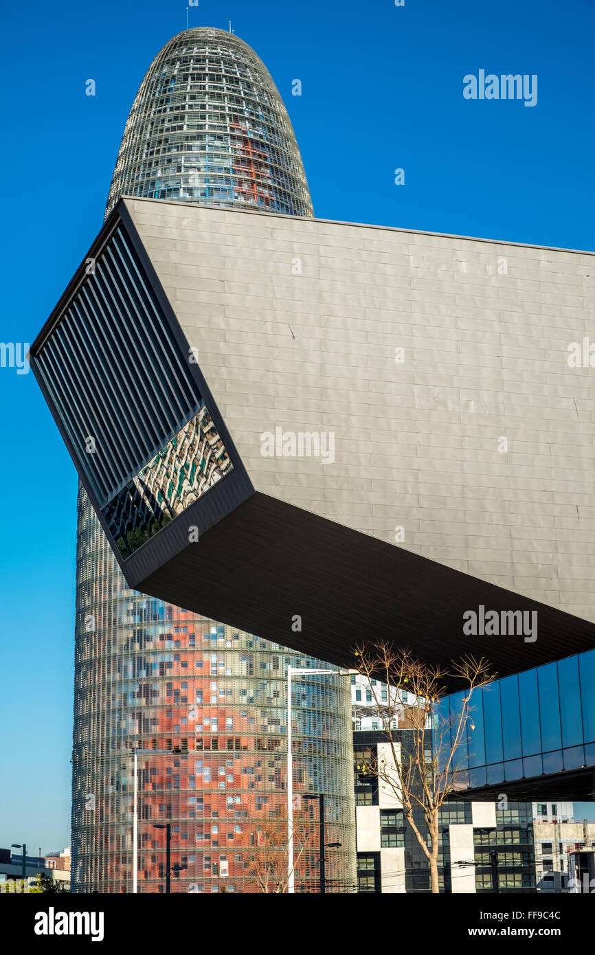 Agbar-Turm, entworfen vom Architekten Jean Nouvel und das Design Museum von Barcelona, befindet sich im renovierten Bereich des Poble Nou, Stockfoto