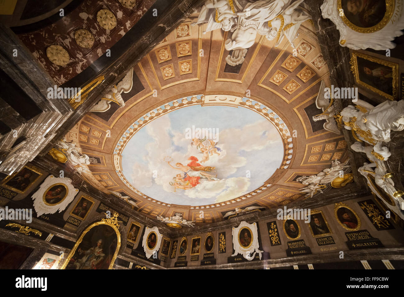 Polen, Warschau, Königsschloss Interieur, Marmorsaal, Malerei auf Decke Stockfoto