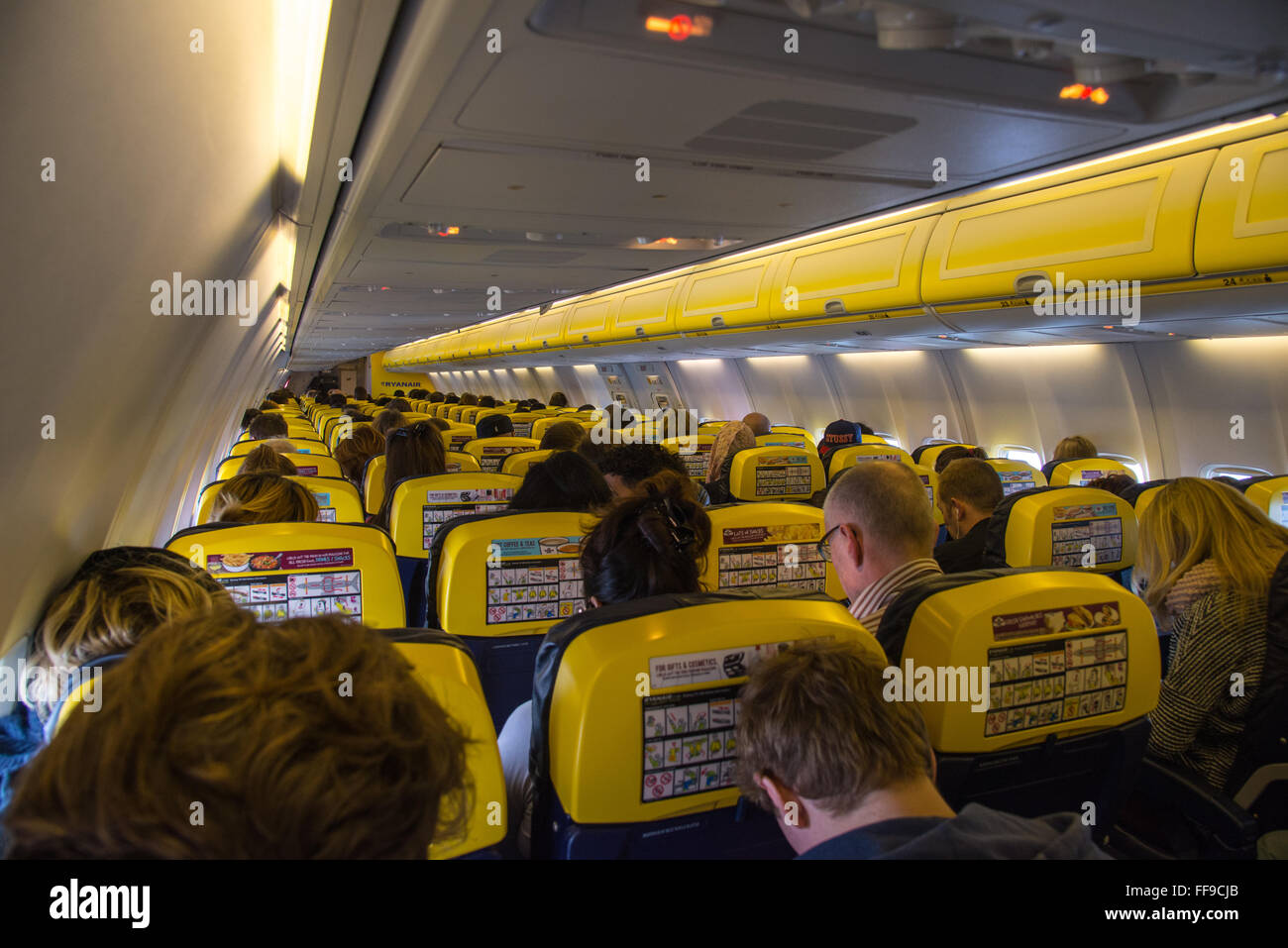 im Flugzeug von Ryanair mit Passagieren Stockfoto