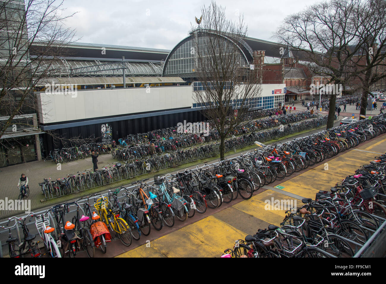 Fahrräder parken am Hauptbahnhof in Amsterdam holland Stockfoto