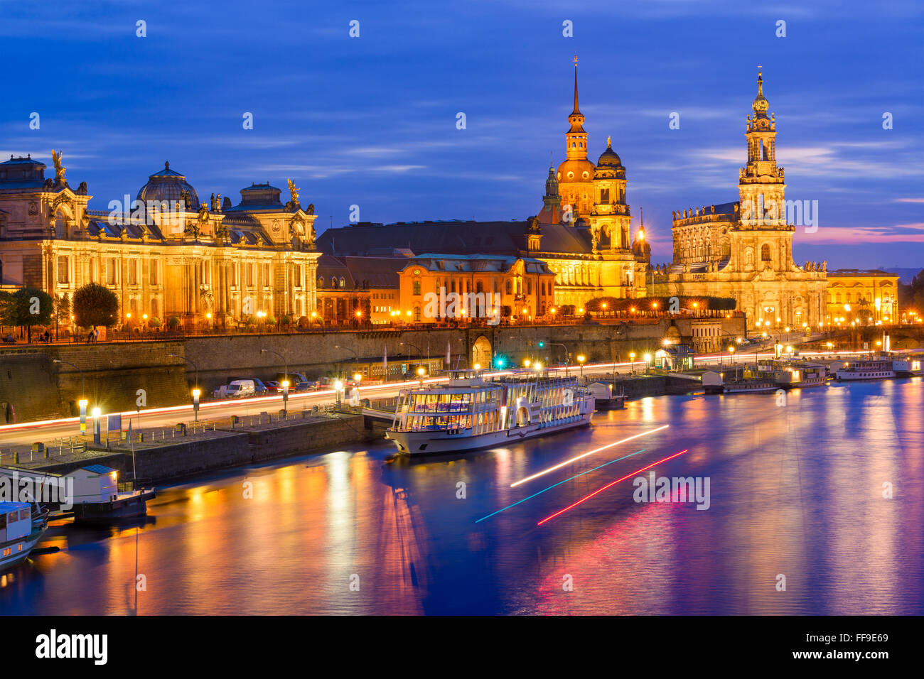 Dresden, Deutschland-Altstadt an der Elbe in der Dämmerung. Stockfoto