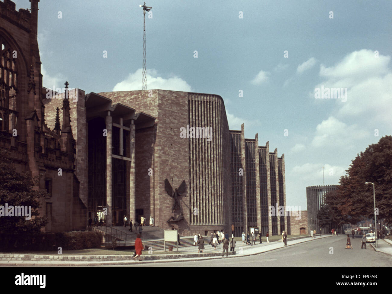 KATHEDRALE VON COVENTRY. /nEngland. Alte und neue Ostfassade von der Straße. Stockfoto