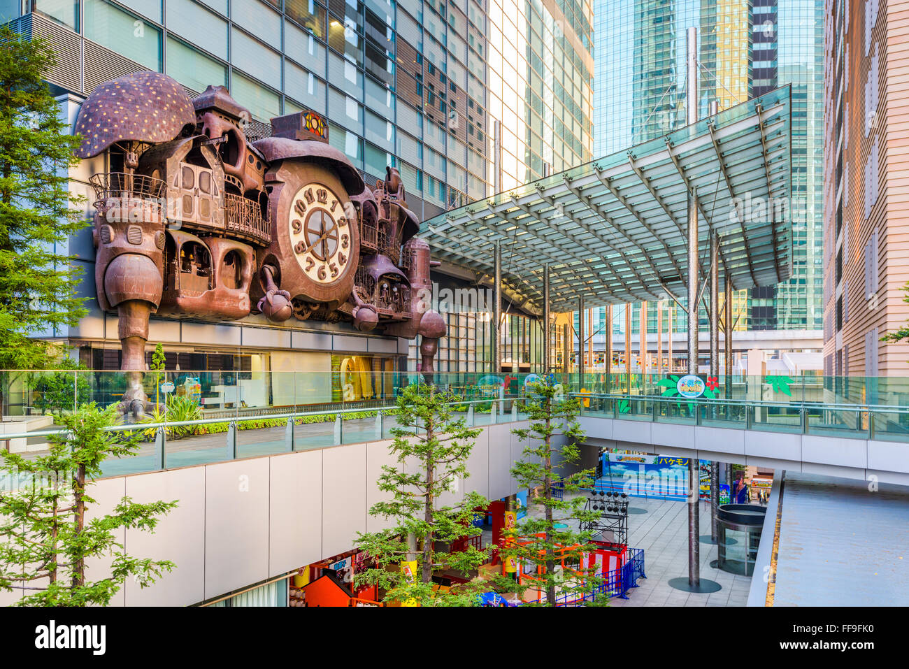Die NTV Gebäude Fantasy inspirierte große Uhr im Shiodome Bezirk von Tokio, Japan. Stockfoto