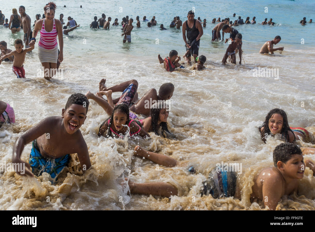 Einheimische am Strand von Sosua, Kinder, Sosua, Puaerto Plata, Dominikanische Republik Stockfoto