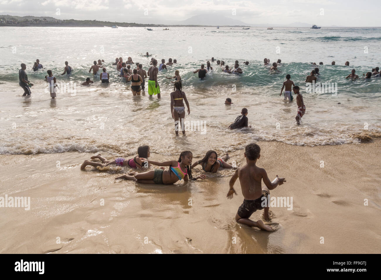 Einheimische am Strand von Sosua, Kinder, Sosua, Puaerto Plata, Dominikanische Republik Stockfoto