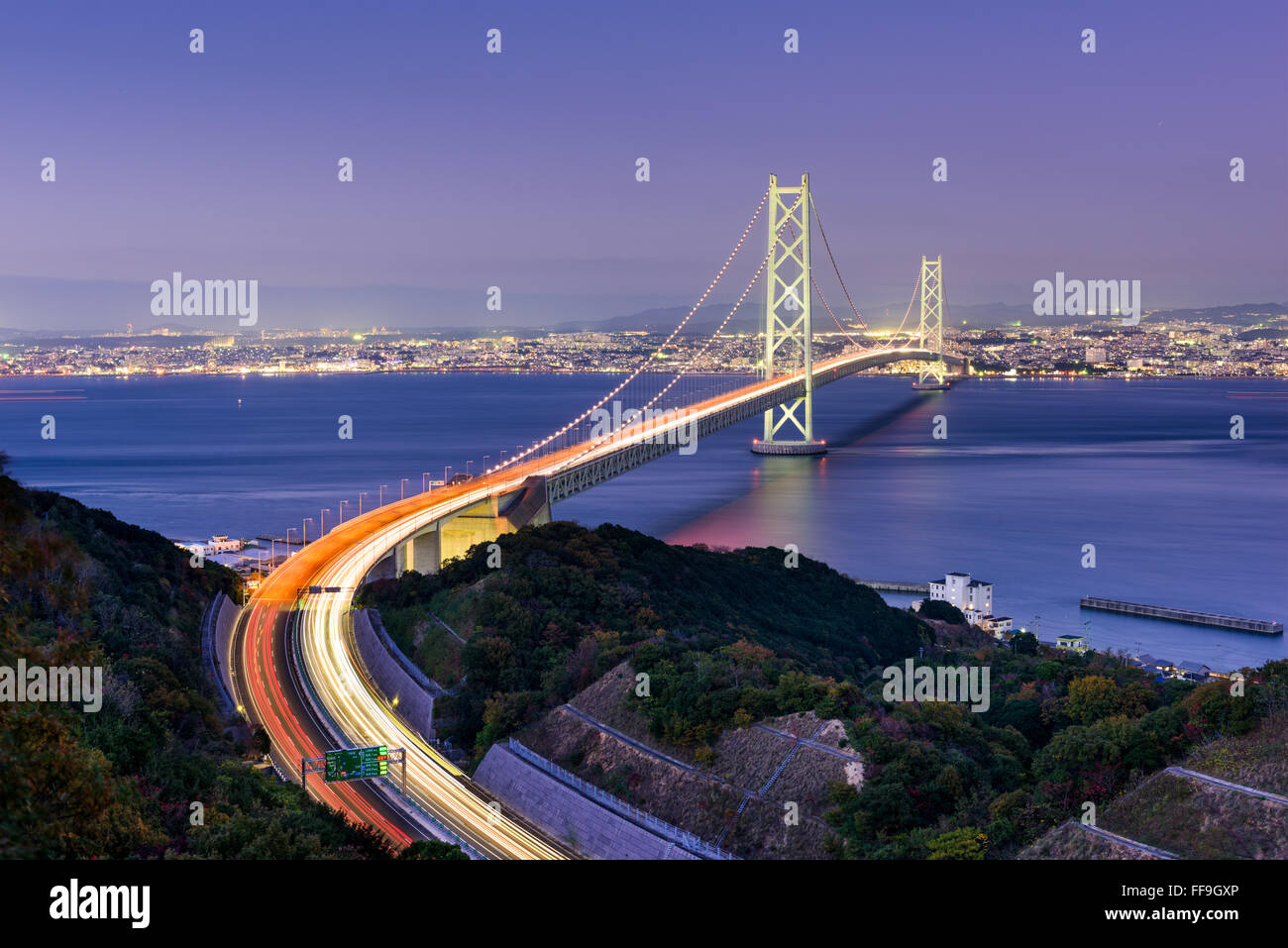 Akashi-Kaikyo-Brücke überspannt die Seto-Inlandsee aus Kobe, Japan. Stockfoto