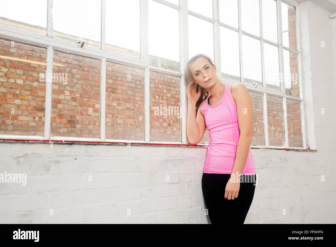 Sportlerin, ruhen Sie sich nach Fitness-Studio trainieren Stockfoto