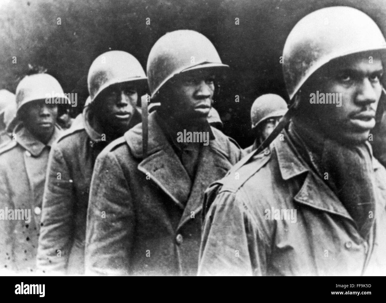 DER ZWEITE WELTKRIEG: SOLDATEN. /nBlack, amerikanische Soldaten genommen Gefangener durch deutsche Truppen in der Nähe von Luxemburg, Januar 1945. Stockfoto
