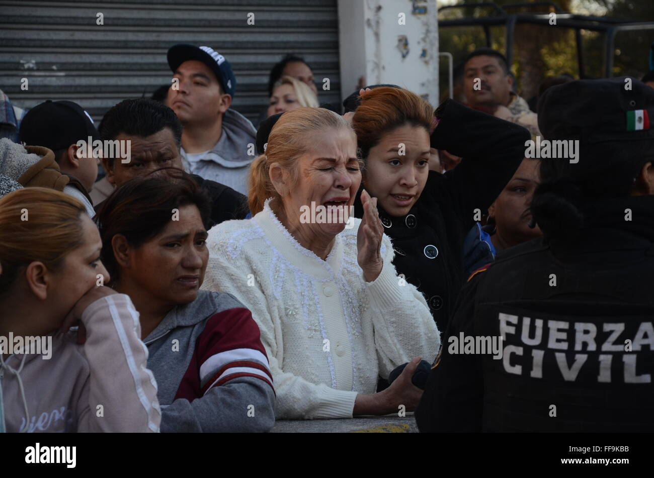 Monterrey, Mexiko. 11. Februar 2016. Familienangehörige von Insassen warten auf Informationen außerhalb des Gefängnisses Topo Chico, in Monterrey im Bundesstaat Nuevo Leon, Mexiko, am 11. Februar 2016. Jaime Rodriguez Calderon, Gouverneur von Nuevo Leon, informiert eine Pressekonferenz, dass 52 Menschen ums Leben kamen und 12 verletzt, nachdem ein Kampf zwischen zwei rivalisierenden Fraktionen der Häftlinge im Gefängnis Topo Chico brach. © ABC/Xinhua/Alamy Live-Nachrichten Stockfoto