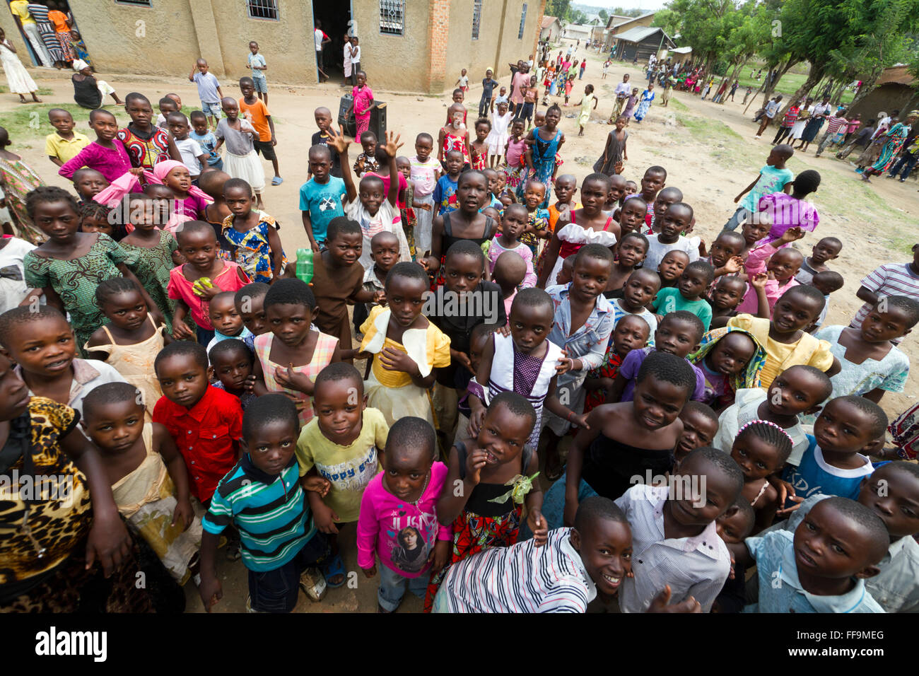 Kinder nach der Sonntagsmesse in Kiwanja in der Nähe von Rutshuru Nord-Kivu, demokratische Republik Kongo, demokratische Republik Kongo, Zentral-Afrika Stockfoto