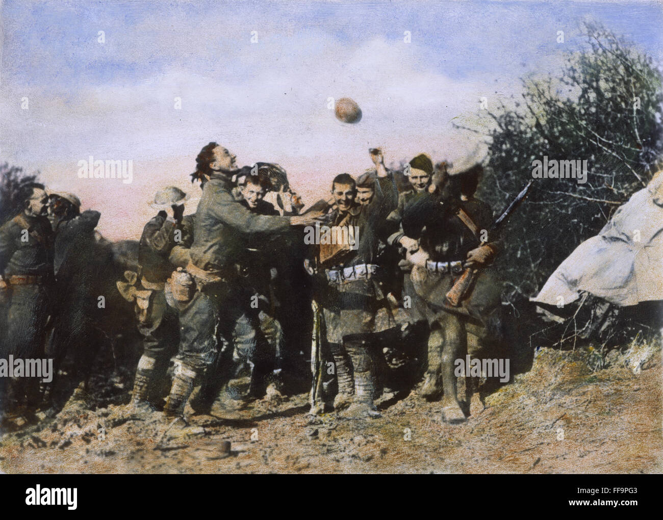 WELTKRIEG I: WAFFENSTILLSTAND. /nAmerican Soldaten der Firma M, 6. Infanterie-Regiment, feiert den ersten Weltkrieg Waffenstillstand an Remoiville, Frankreich. Öl über ein Foto, 11. November 1918. Stockfoto
