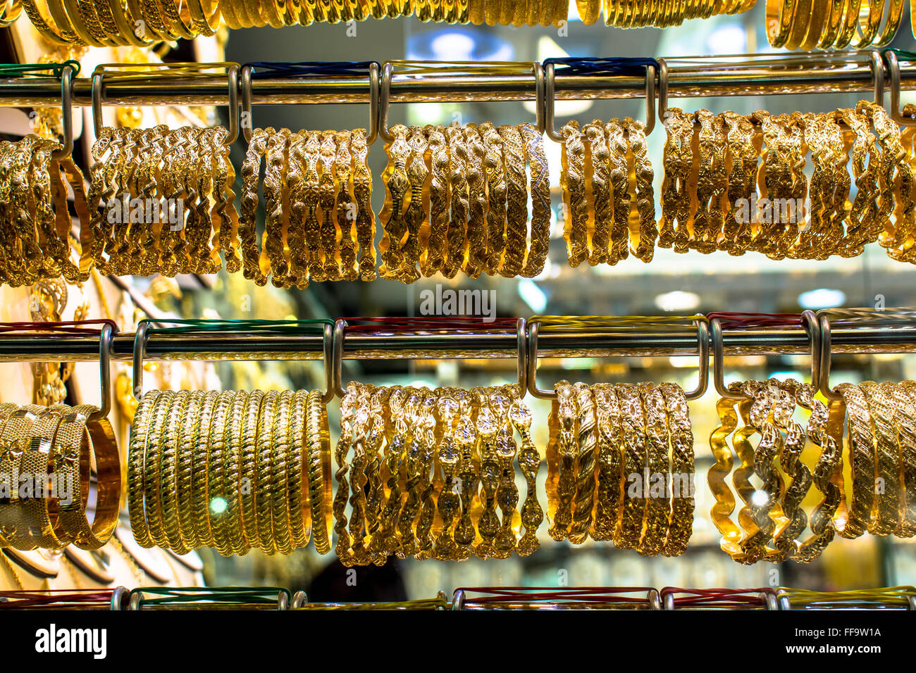 Nahaufnahme von Gold Armreifen Display zum Verkauf an Speicher Stockfoto
