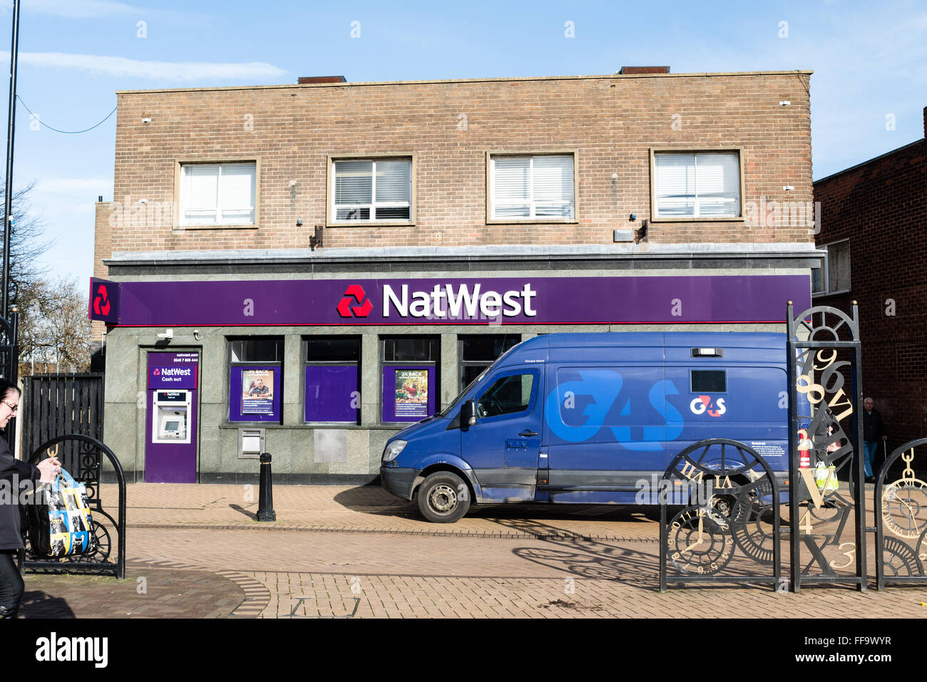 Sutton-In-Ashfield, Nottinghamshire, UK. G 4 S außerhalb NatWest Bank. Stockfoto