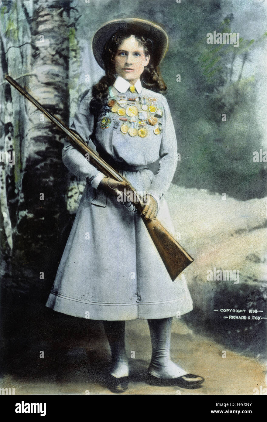 ANNIE OAKLEY (1860 – 1926). /nOil über ein Foto, 1899. Stockfoto