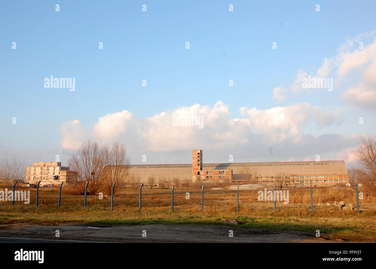 Alte verlassene Fabrik im Industriegebiet Stockfoto
