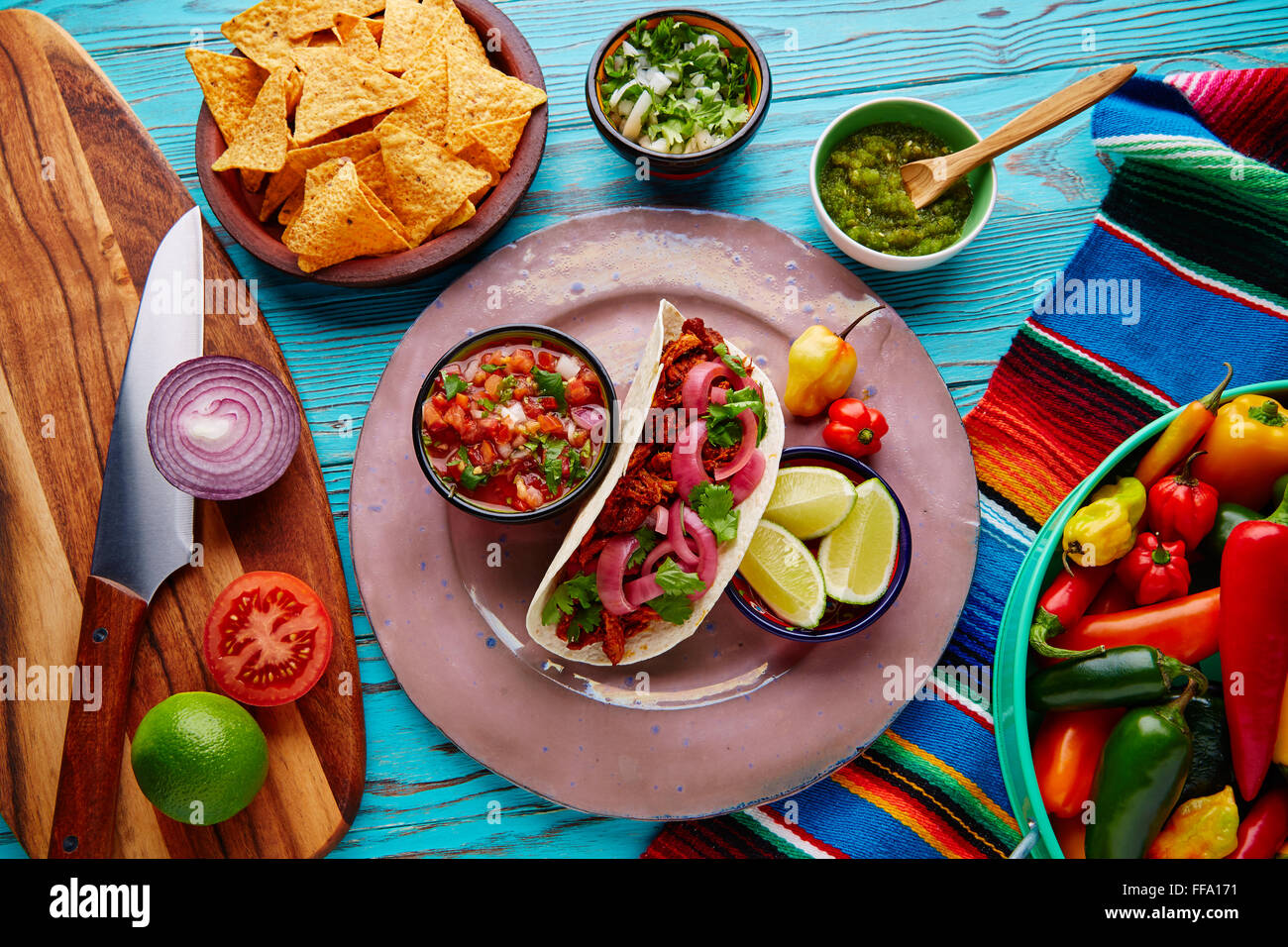 Cochinita Pibil mexikanisches Essen mit Pico de Gallo Zitrone und chili Stockfoto