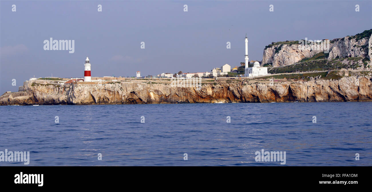 GIBRALTAR, ENGLAND - 15. April 2014: Die Moschee von Gibraltar und den Leuchtturm. Stockfoto