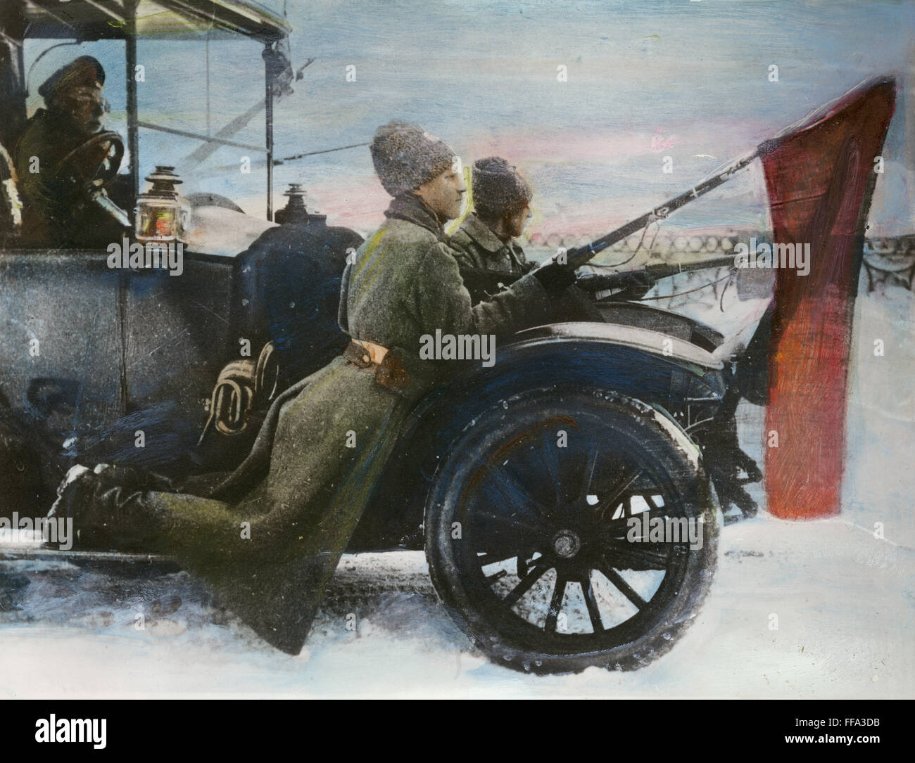 RUSSISCHE REVOLUTION 1917. /nPro-Bolshevik Soldaten, mit roten Fahnen befestigt die Bajonette patrouillieren in den Straßen von Petrograd im März 1917, von einem Auto aus der provisorischen Regierung beschlagnahmt. Stockfoto