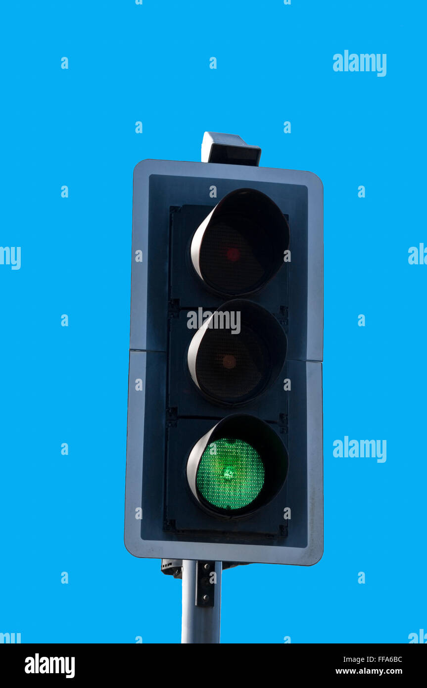 Grüne Ampel vor blauem Himmelshintergrund. Stockfoto