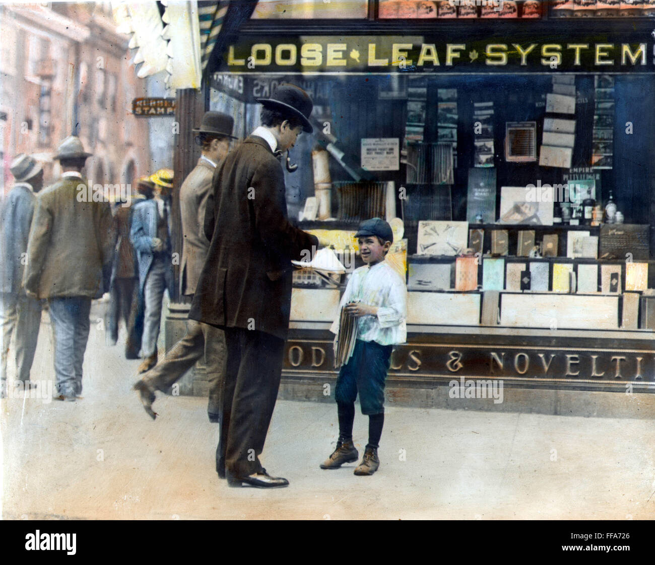 AMERIKANISCHE ZEITUNGSJUNGE, 1910. NUM Zeitungsjunge am Arbeitsplatz im Jahr 1910. Öl über Foto. Stockfoto