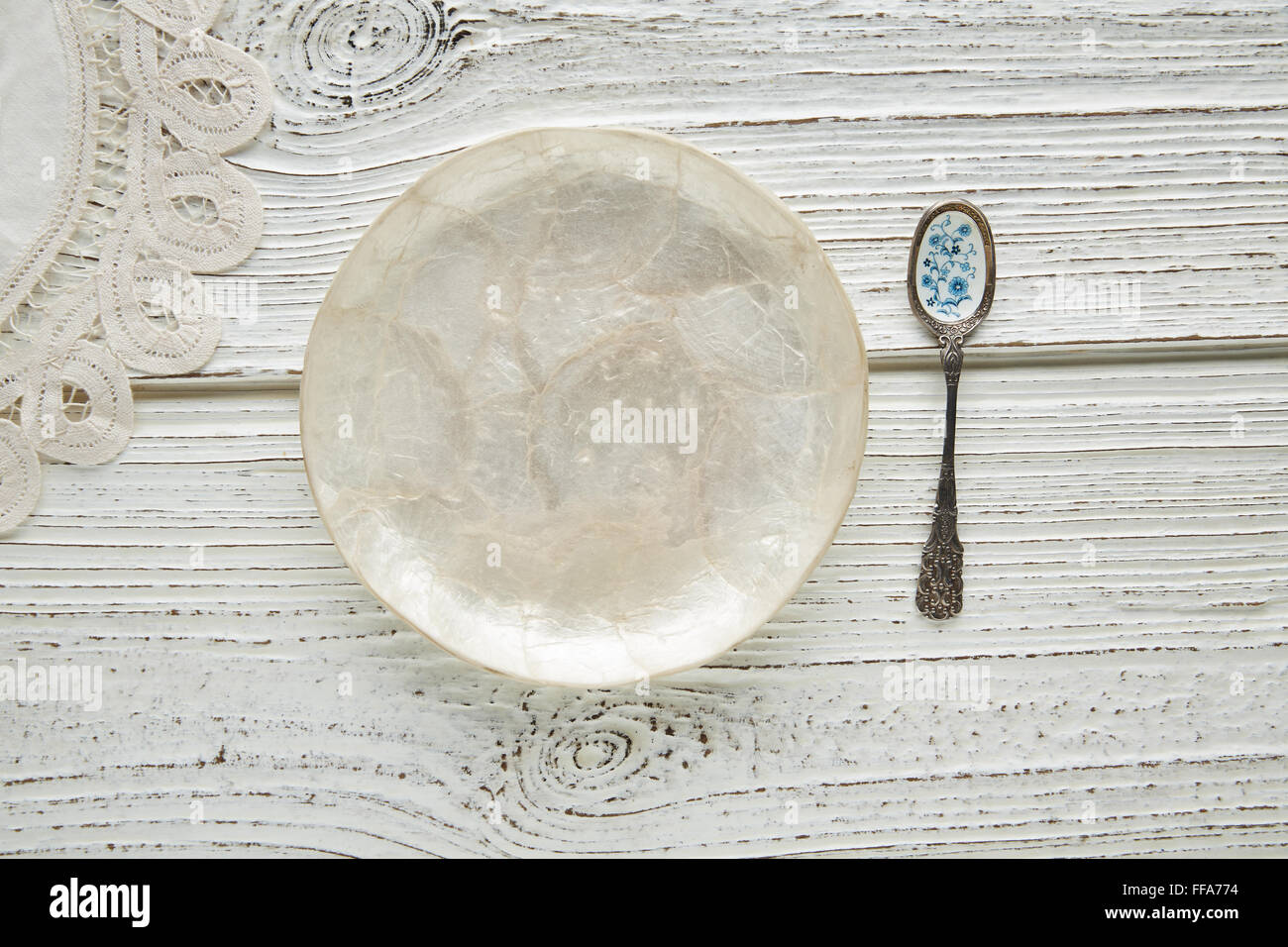 Leeren Teller Schale mit Löffel essen hungrig Konzept monochromen weißen Holz Hintergrund Stockfoto