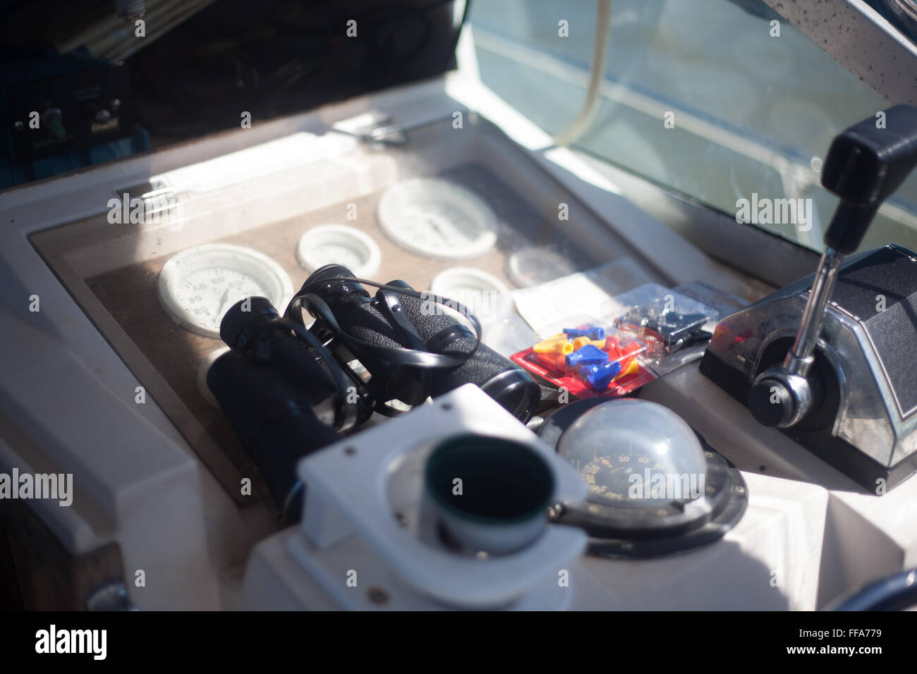 Konsole des Motorboot Fernglas mit Kompass Stockfoto