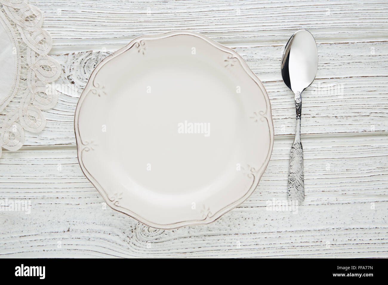 Leeren Teller Schale mit Löffel essen hungrig Konzept monochromen weißen Holz Hintergrund Stockfoto