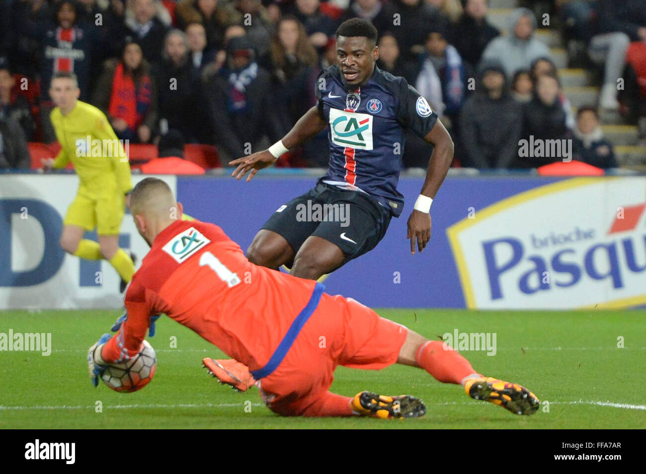 Paris, Frankreich. 10. Februar 2016. Französisch-Cp Fußball. Paris-Dt-Germain gegen Lyon. SERGE AURIER (Psg) blockt den Schuß ab © Action Plus Sport/Alamy Live News Stockfoto