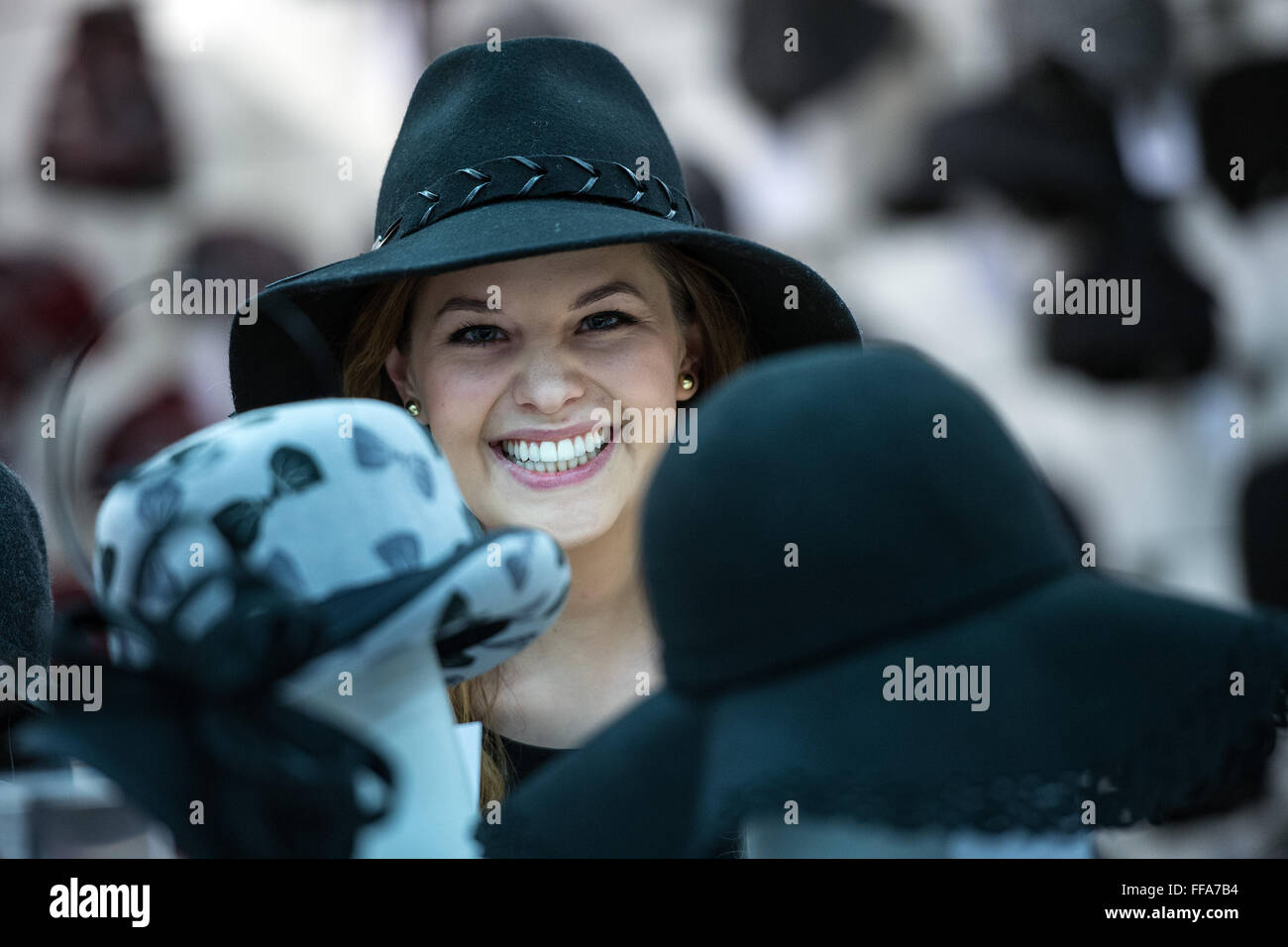 Model Julia einen Hut der Marke McBurn in Düsseldorf, 29. Januar 2016 zu präsentieren. Das Zubehör faire 'Date' präsentiert die neuesten Trends in Hut Mode vom 29. Januar bis 1. Februar 2016. Foto: Federico Gambarini/dpa Stockfoto
