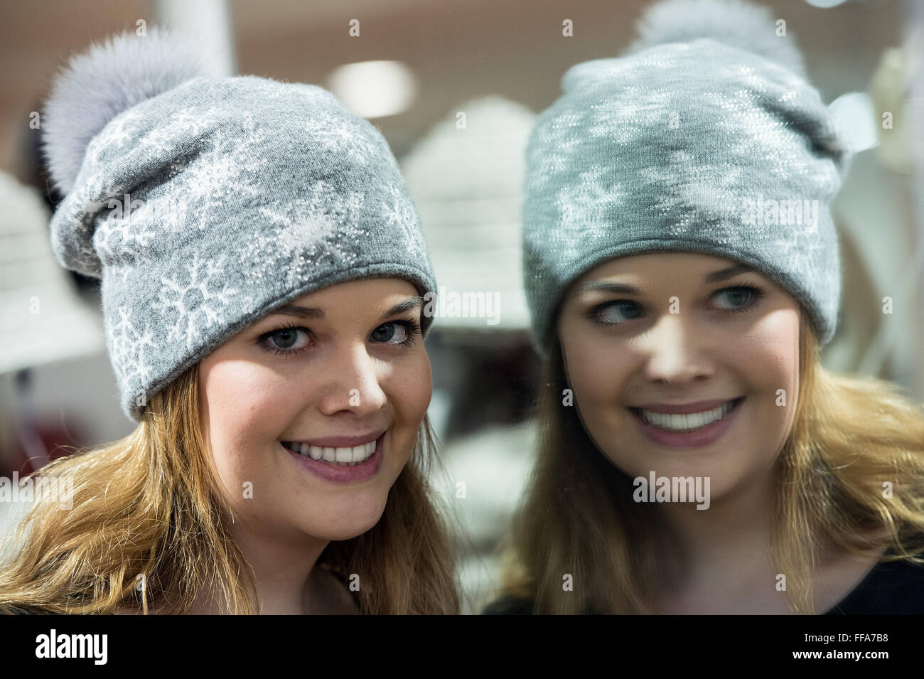 Model Julia einen Hut der Marke McBurn in Düsseldorf, 29. Januar 2016 zu präsentieren. Das Zubehör faire 'Date' präsentiert die neuesten Trends in Hut Mode vom 29. Januar bis 1. Februar 2016. Foto: Federico Gambarini/dpa Stockfoto