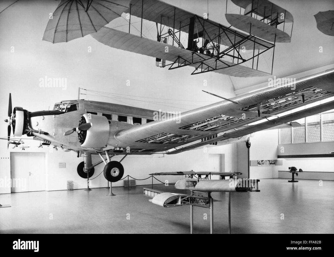 WRIGHT BRÜDER FLUGZEUG. / Keines der Zimmer im Deutschen Museum, München, Deutschland, gewidmet der Geschichte des Flugzeugs. Oben ist eine Nachbildung des das erste erfolgreiche Flugzeug der Gebrüder Wright. Stockfoto