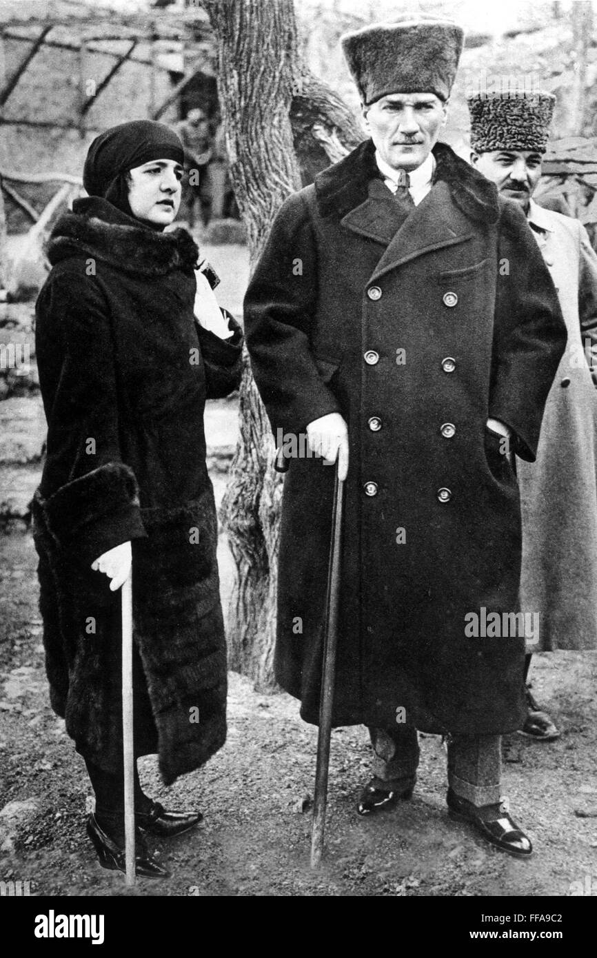 MUSTAFA KEMAL Atatürk /n(18811938). Türkischer Soldat und Staatsmann. Mit seiner jüngsten und