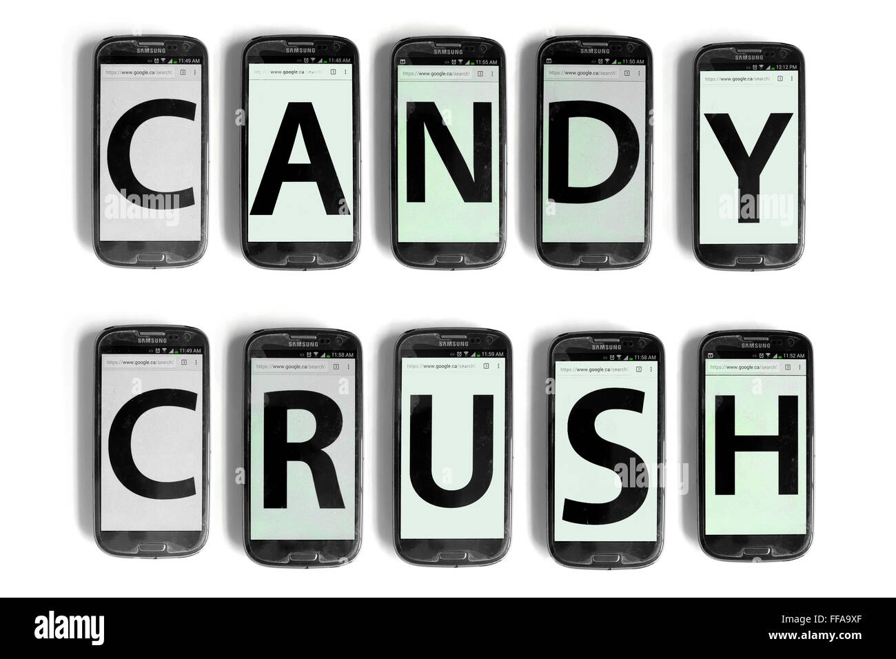 Candy Crush auf die Bildschirme von Smartphones vor weißem Hintergrund fotografiert. Stockfoto