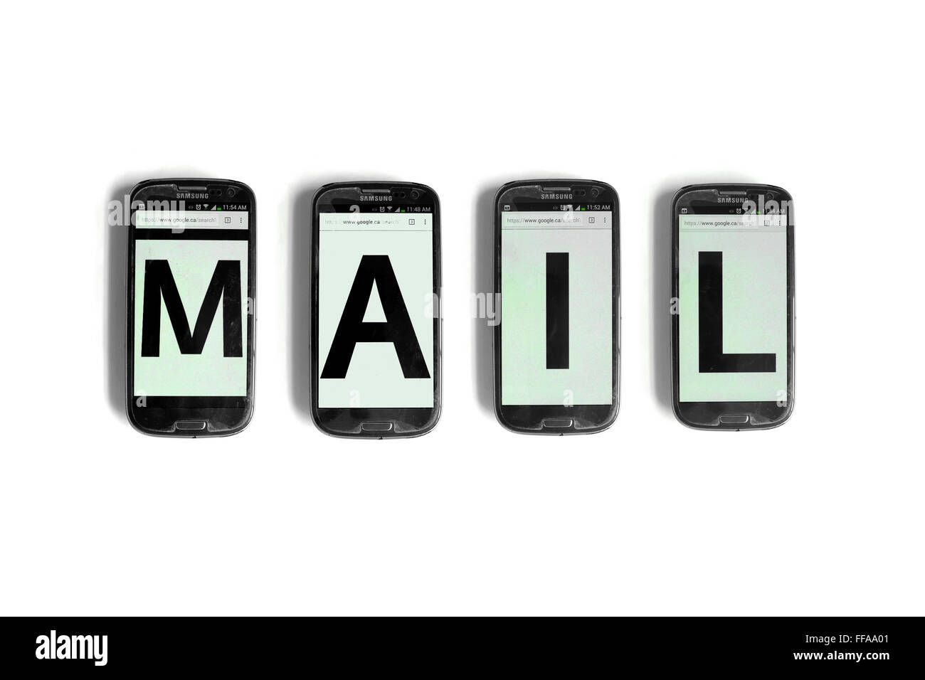 Mail auf die Bildschirme von Smartphones vor weißem Hintergrund fotografiert. Stockfoto