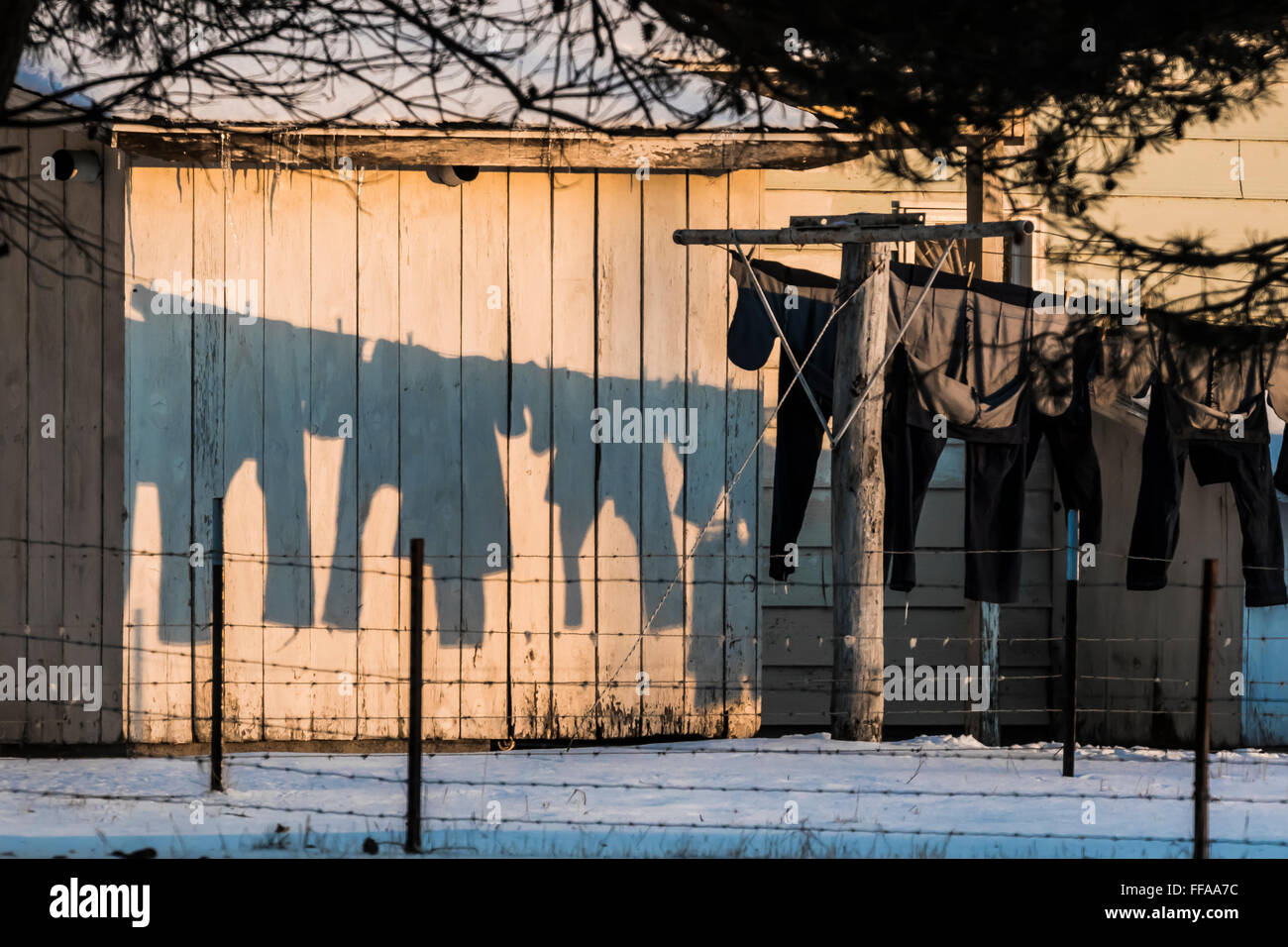 Kleidung trocknen auf eine Linie außerhalb im Winter werfen Schatten auf  der Holz eine Amish House, Michigan, USA Stockfotografie - Alamy