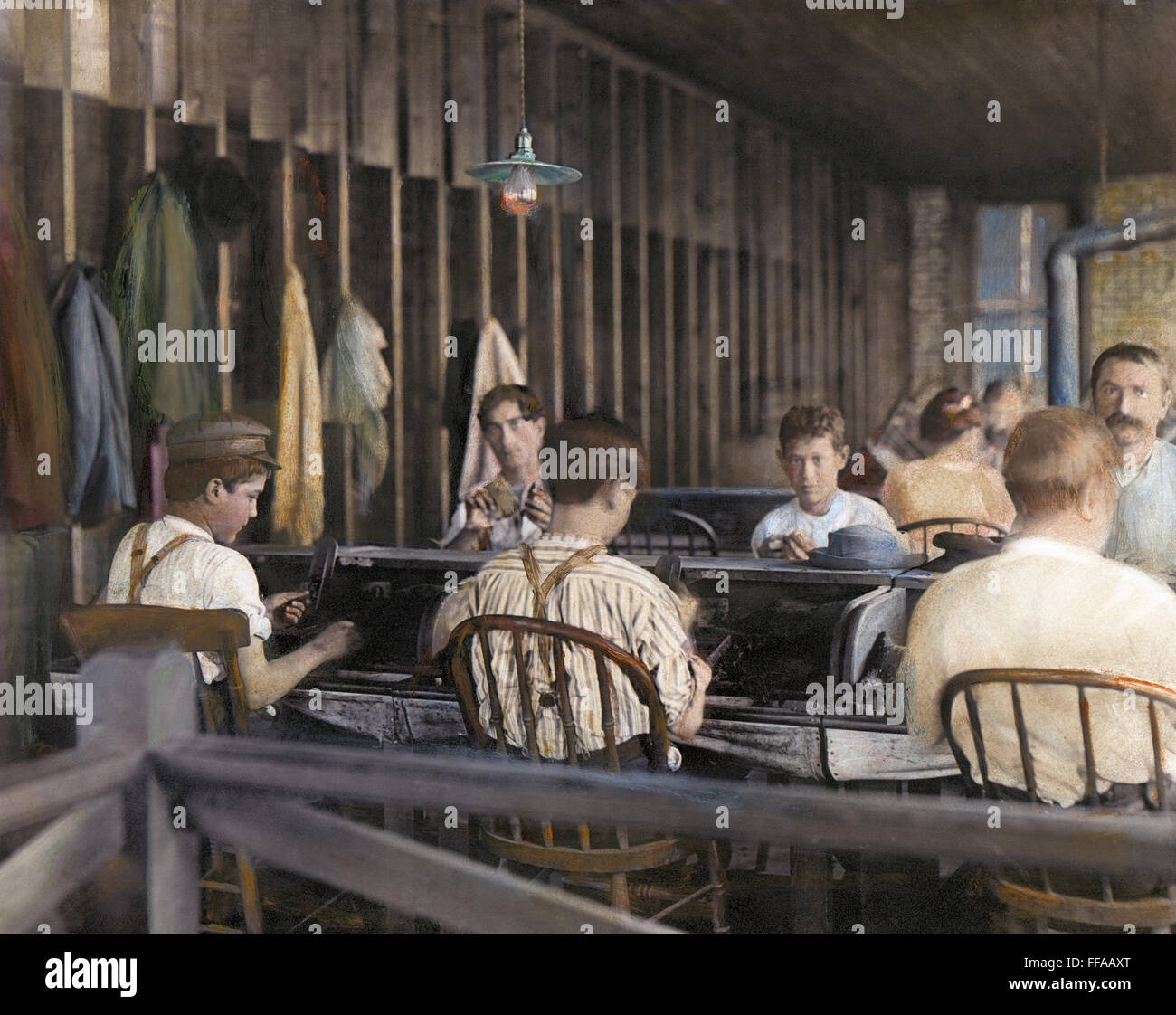 Kinderarbeit, 1900. /nChildren arbeiten in einem amerikanischen Zigarrenfabrik, 1900. Öl über Foto. Stockfoto