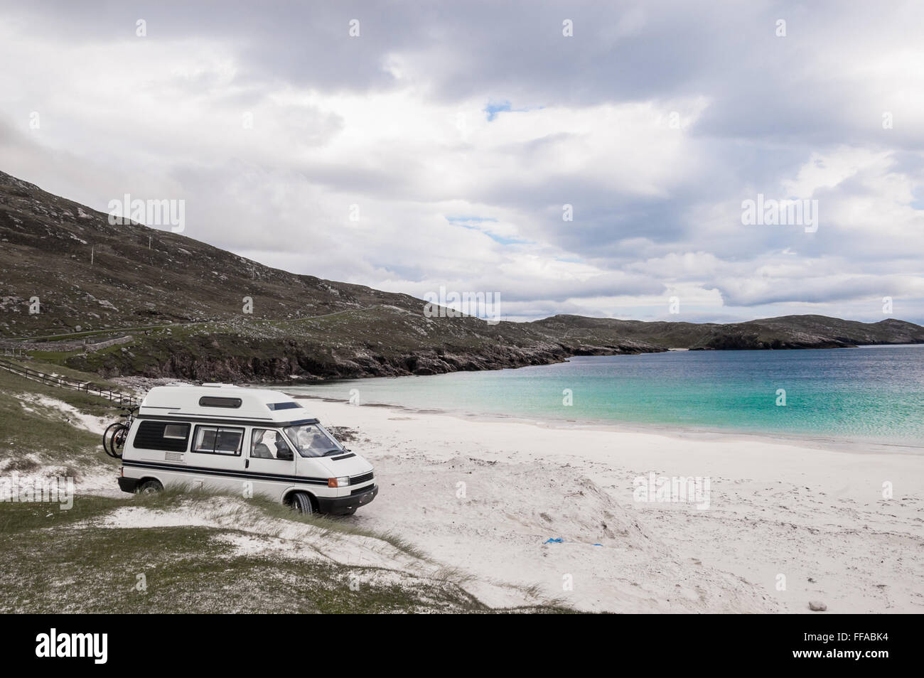 Wohnmobil geparkt an einem Strand in der Isle of Lewis, äußeren Hebriden, Schottland, Großbritannien. Stockfoto