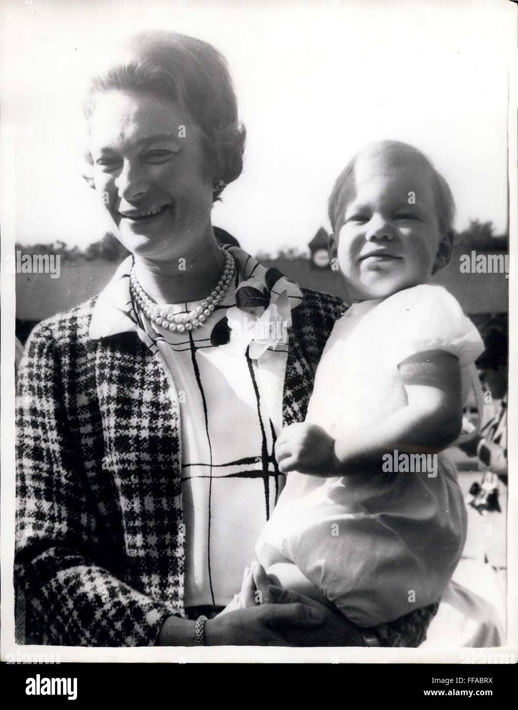1974 - Prinz Jean wird neuer Herrscher von Luxemburg - Prinz Jean von Luxemburg, 43, der neue Großherzog von Luxemburg am 18. Okt.-wenn er Spinner seine Mutter - die Großherzogin Charlotte, die nach 45 Jahren Herrschaft Abdankung. Prinz Jean und seine Frau, Prinz Josephine Charlotte (König Baudouin Schwester), haben eine große Familie, darunter sieben Jahre alten Zwillinge, Prinz Jean und Prinzessin Margaretha beendet. Foto zeigt:-Prinzessin Josephin Charlotte mit kleinen Prinz Guillaume. (Kredit-Bild: © Keystone Bilder USA/ZUMAPRESS.com) Stockfoto
