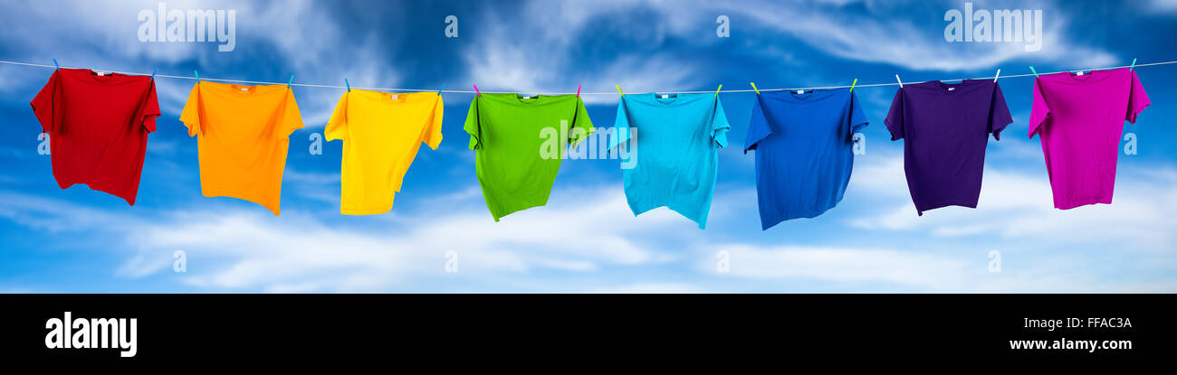 Regenbogen-Shirts in Waschanlage Stockfoto