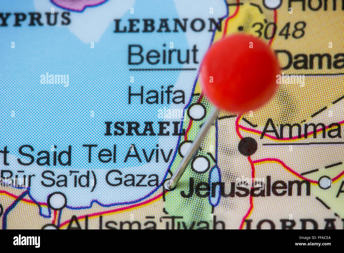 Nahaufnahme der einen roten Pin in einer Karte von Gaza, Palästina. Stockfoto