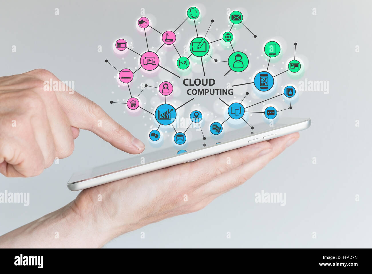 Cloud computing und mobile-computing-Konzept. Hand mit Tablet oder Smartphone Stockfoto