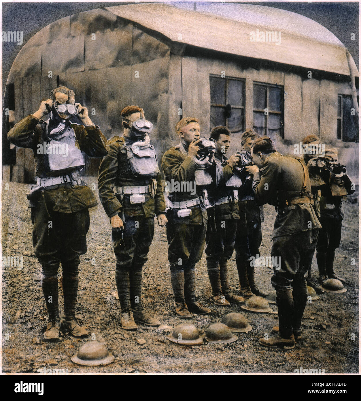ERSTEN WELTKRIEG: GASMASKEN. /nAmerican Soldaten in Frankreich im ersten Weltkrieg lernen, wie man Gas Masken verwenden. Öl über ein Foto, 1918. Stockfoto